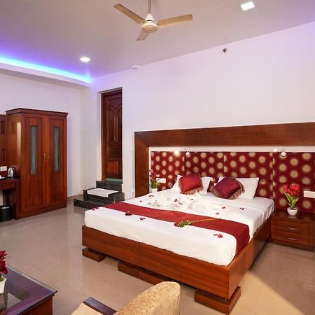 Empire Residency Hotel Tiruvalla Exterior photo