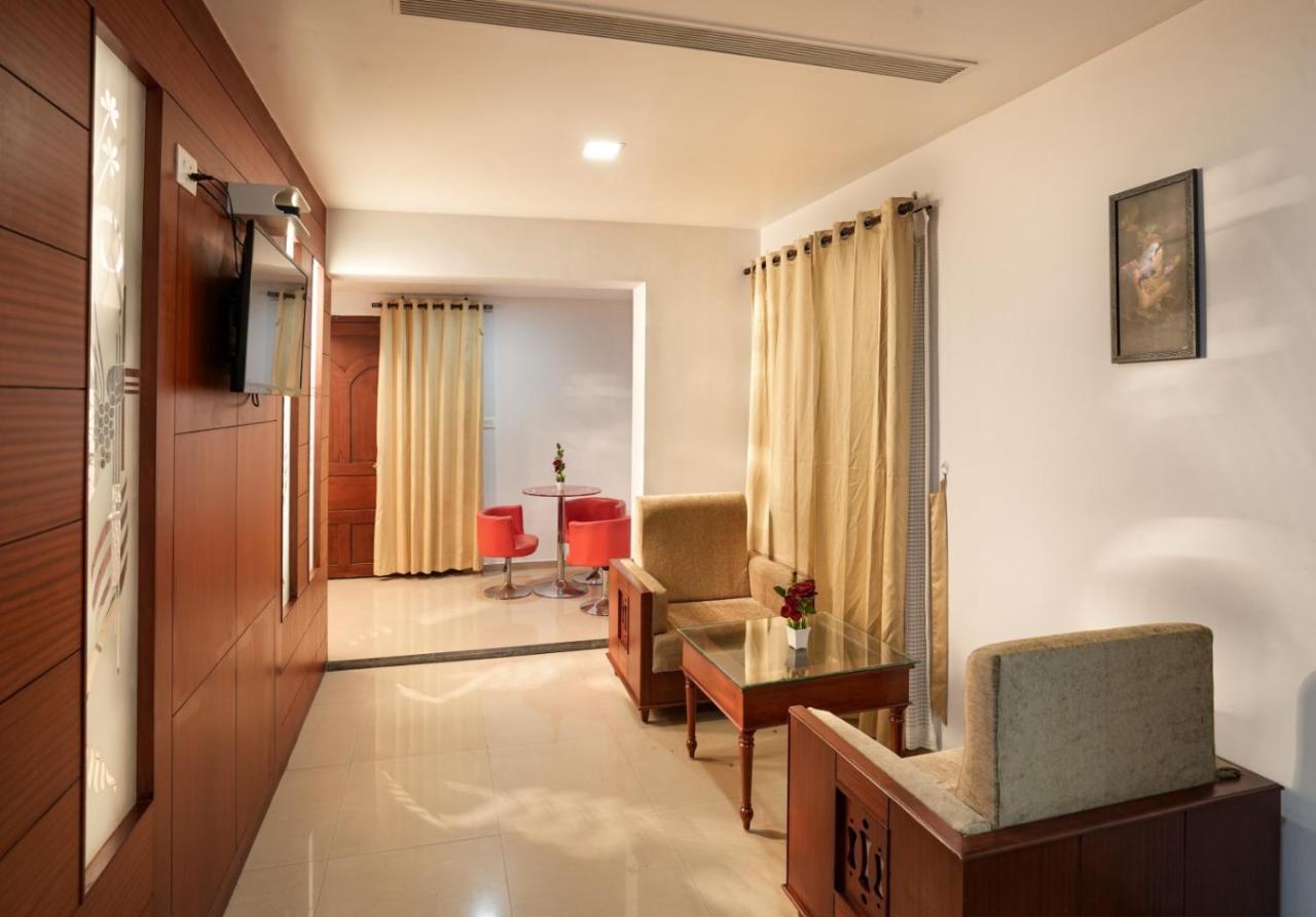 Empire Residency Hotel Tiruvalla Exterior photo